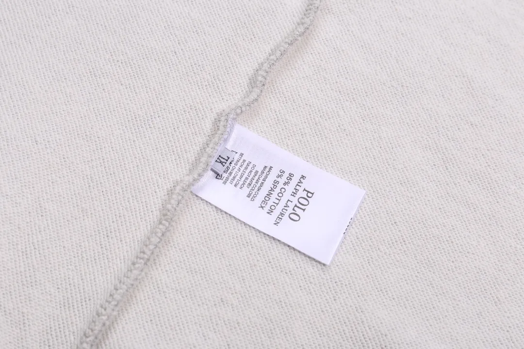 P240 Style No. 807 Ralph Lauren/Ralph Lauren pony embroidered zipper cardigan hooded sweatshirt. A one-of-a-kind sweatshirt for autumn and winter is here. You can wear it casually no matter how you wear it! ! This hooded sweatshirt is decorated with the simple style that represents Ralph Lauren and is paired with a pony embroidery pattern, which is three-dimensional and full! The solid color fabric paired with exquisite embroidery instantly sets it off! Hooded sports design, loose and casual fit! The overall texture is very strong! Through the pictures, we can feel the thickness and texture of custom-woven and dyed threads. The workmanship is exquisite. They are shipped from major foreign trade factories. They are all made by masters with many years of experience. Everything is of high standards and requirements! Simple and versatile model ~ Made of imported pique cotton fabric, which is super delicate and soft, close to the body without being tied. All fabrics and accessories are original custom-made and of high quality! Perfectly reflects the brand’s sense of superiority! Standard cut, comfortable stretch, unrestricted movement! Highly practical, high-end and classy! Versatile style ~ can be paired with jeans or jogging pants. Ideal for transitioning from your morning commute to weekend events! Size: S-XL Navy Black Gray